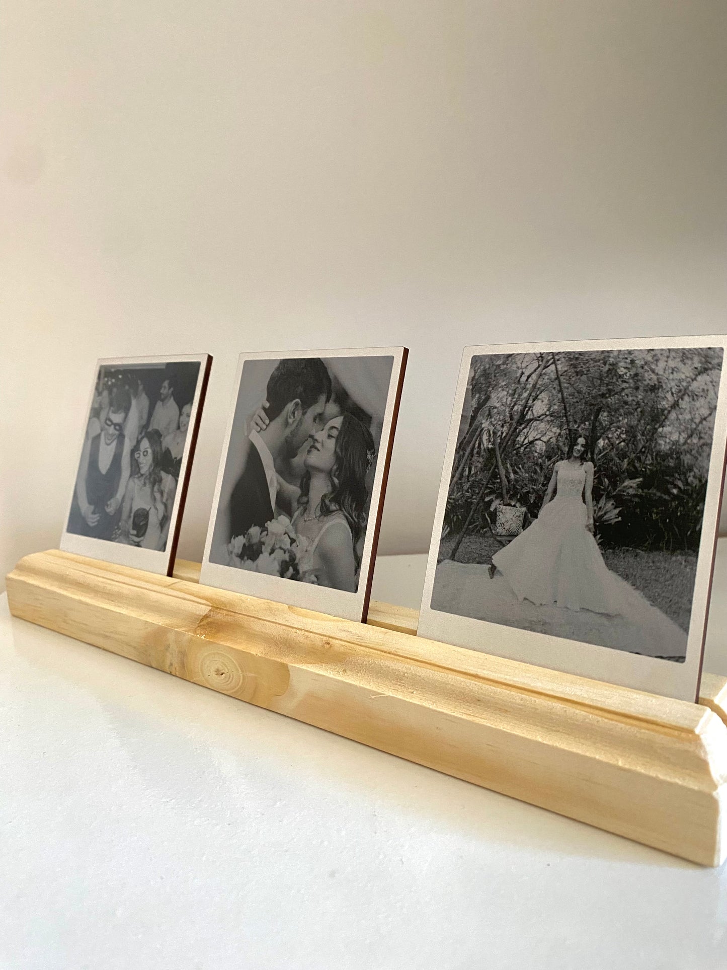 Porta Retrato de Mesa + 3 Fotos